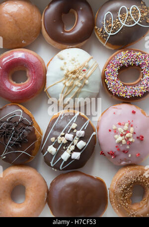 Eine Auswahl-Box von einem Dutzend Donuts. Stockfoto