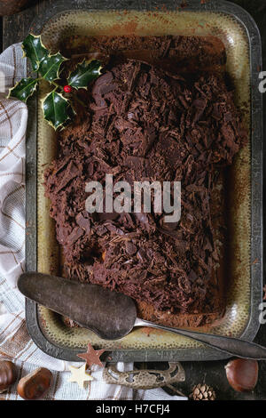 Gesamte hausgemachte Schokolade Yule Bûche mit Kastanien Creme auf Vintage Tablett mit weißen Textil Lappen und Kastanien, Schokolade Stockfoto