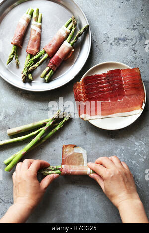 Herstellung von Schinken eingewickelt Spargel. Ansicht von oben. Stockfoto