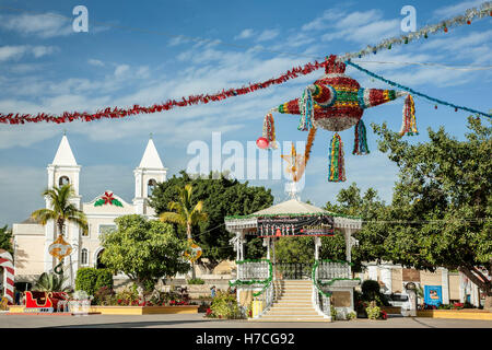 San José-Kirche (ca. 1940), Pinata und Pavillon, San Jose del Cabo Plaza dekoriert für Weihnachten, Baja California Sur, Mexiko Stockfoto