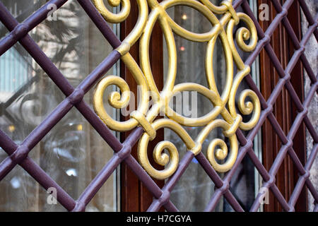 Traditionelle, golden und lila farbigen Ornamenten Eisen Fenster Sicherheit in Rom Stockfoto