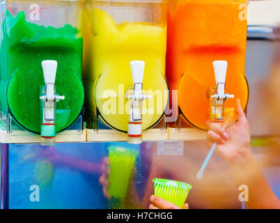 Distributor von Granita schmeckt nach Orange, Zitrone, Minze, Schlumpf, Passionsfrucht, bereit, Sie in den heißen Monaten zu kühlen. Stockfoto