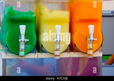 Distributor von Granita schmeckt nach Orange, Zitrone, Minze, Schlumpf, Passionsfrucht, bereit, Sie in den heißen Monaten zu kühlen. Stockfoto