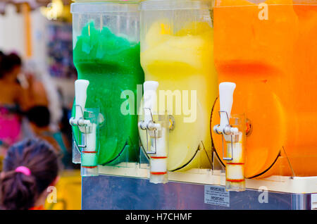 Distributor von Granita schmeckt nach Orange, Zitrone, Minze, Schlumpf, Passionsfrucht, bereit, Sie in den heißen Monaten zu kühlen. Stockfoto