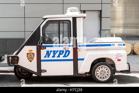 Nypd (new york Police Department) dreirädrige buggy Auto auf einer Straße geparkt Stockfoto