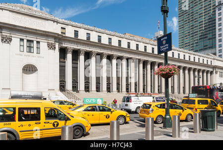 Gelben New Yorker taxis vor James A. Farley Post Office Building on 34th Street. Stockfoto