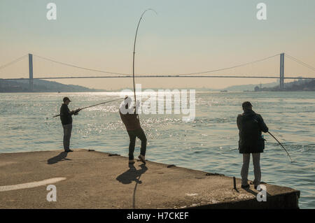 Blick auf den Bosporus von der asiatischen Seite.  Die erste Bosporus-Brücke sehen im Hintergrund und den historischen Teil I Stockfoto