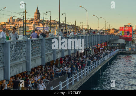 Galata-Brücke, verbindet die beiden Ufer des Goldenen Horns in Istanbul.  Galata-Turm kann gesehen werden, dominiert die Skyline auf der Stockfoto