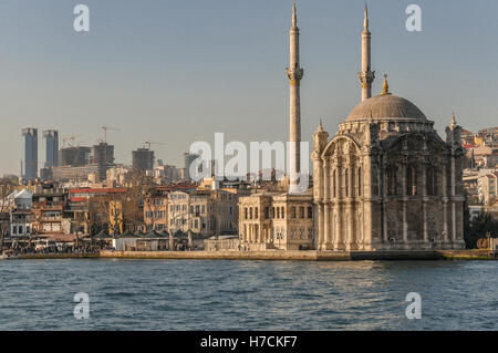 Die Ortaköy Moschee auf der europäischen Seite des Bosporus in Istanbul.  Neue Hochhäuser im Bau zu sehen ich Stockfoto