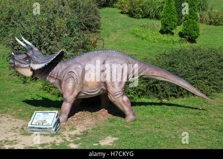 Ein Triceratops (spät kreidiges) an der Jura Avantura-Ausstellung in der Festung Kalemegdan in Belgrad, Serbien Stockfoto