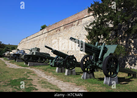 Haubitzen und Tanks im Militär-Museum in Belgrad, Serbien Stockfoto