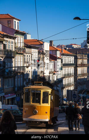 Typische gelbe portugiesische Straßenbahn in der Straße von Porto, Portugal, Europa Stockfoto