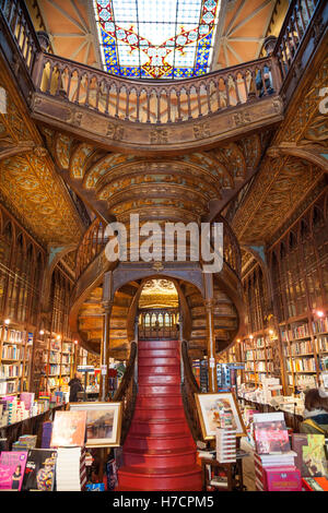 Livraria Lello, aka Livraria Lello & Irmão aka Livraria Chardron Buchhandlung von J.k K. Rowling berühmt gemacht. Porto, Portugal Stockfoto