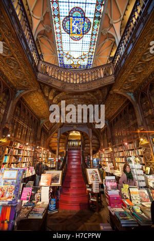 Livraria Lello, aka Livraria Lello & Irmão aka Livraria Chardron Buchhandlung von J.k K. Rowling berühmt gemacht. Porto, Portugal Stockfoto