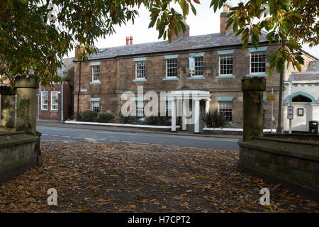 Die Glynne Arme Wirtshaus im Dorf Hawarden, Flintshire Nord-Wales vom Eingang zum Hawarden Park Stockfoto