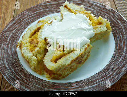 Kartoffelpuffer - Deruny Rolle. Weißrussische Küche Stockfoto