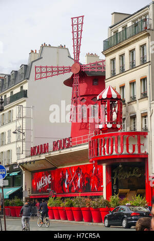 Der weltbekannte Moulin Rouge in Paris - die schönsten Sehenswürdigkeiten Stockfoto