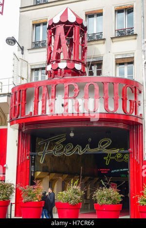 Der weltbekannte Moulin Rouge in Paris - die schönsten Sehenswürdigkeiten Stockfoto