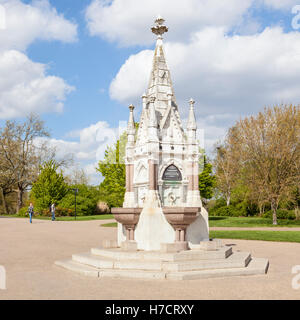 Die Gotische bereit, Geld Trinkbrunnen auf ausgedehnter Spaziergang am Regents Park, London, England, Großbritannien Stockfoto