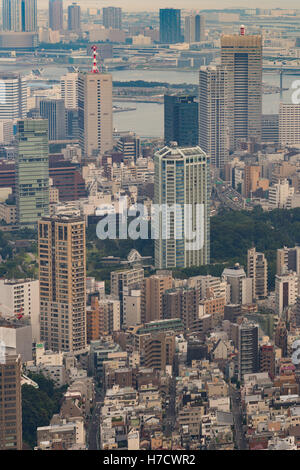 Hochhäuser und Mündung des Flusses in Tokio. Stockfoto