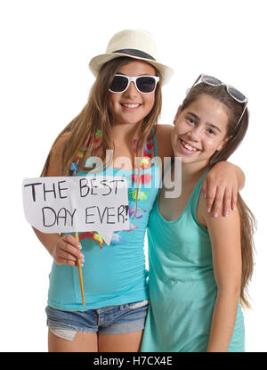 Zwei besten Freund Mädchen in Sommerkleidung eine großartige Zeit mit "The Best Day Ever!" Schild - isoliert auf weiss Stockfoto