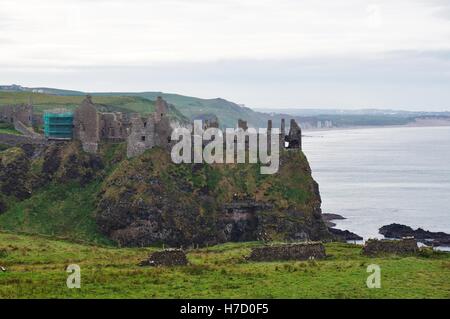 Ruinen der mittelalterlichen Dunluce Castle auf einer Klippe in Nordirland Stockfoto