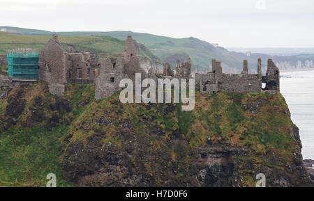 Ruinen der mittelalterlichen Dunluce Castle auf einer Klippe in Nordirland Stockfoto