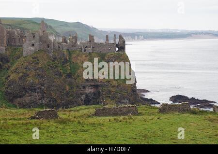 Ruinen der mittelalterlichen Dunluce Castle auf einer Klippe in Nordirland Stockfoto