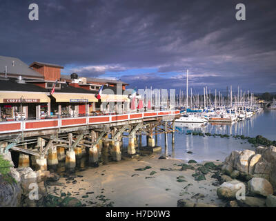 Sonne, Einstellung auf Fishermans Wharf eine historische Werft in Monterey, mit Restaurants und Märkte Kalifornien, USA. Stockfoto