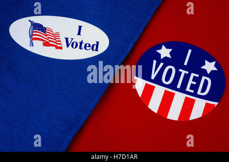 Wähler-Aufkleber "gestimmt" auf rot oder blau Stockfoto
