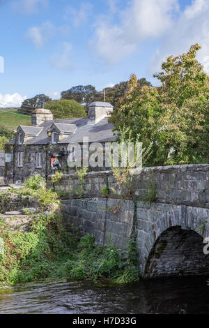 Die historische Brücke über die Afon Artro in kleinen walisischen Dorf von Llanbedr, North Wales, Großbritannien Stockfoto