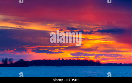 Herbst an Auswirkungen auf Ferienhaus Land nördlich der Quebec. Bäume, Blut rot vor dem Winter-Ansturm zu drehen. Stockfoto