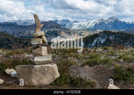 Felsen von der Pacific Crest Trail in den North-Cascades-Bergen gestapelt. Washington, USA. Stockfoto