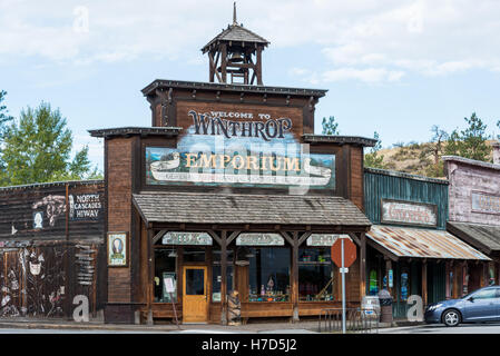 Gemischtwarenladen in der kleinen Stadt Winthrop, Washington, USA. Stockfoto