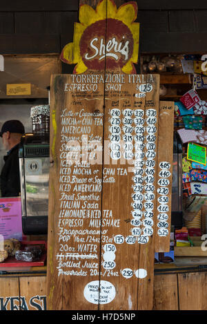 Menü geschrieben auf einem Holzbrett in einem Café in kleinen Westernstadt Winthrop, Washington State, USA. Stockfoto