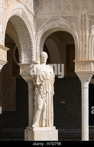 Klassische Statue im Innenhof der Casa de Pilatos, Sevilla, Andalusien, Spanien Stockfoto