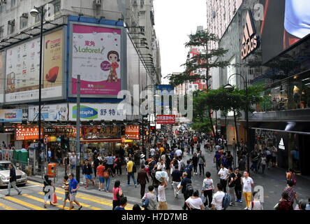 Hong Kong, China - 29. Oktober 2016: Überfüllten Pflaster, Geschäfte und Menschen am Bahnhof Causeway Bay. Stockfoto