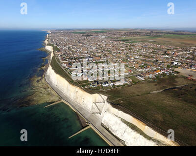 Luftaufnahme der Peacehaven, East Sussex, thront eine kleine Stadt am Meer auf Kreidefelsen in der Nähe der South Downs National Park Stockfoto