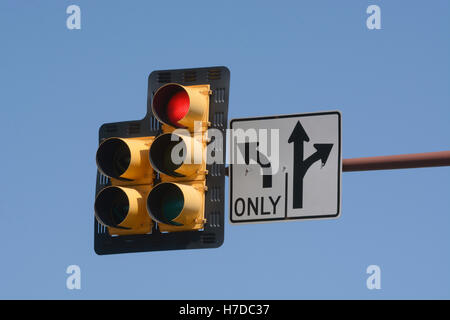 Rote Ampel-Signal und Schild für linke Abbiegefahrstreifen nur und links oder geradeaus Stockfoto