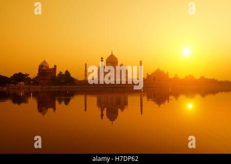 Taj Mahal aus Blick auf den Fluss yamuna Stockfoto