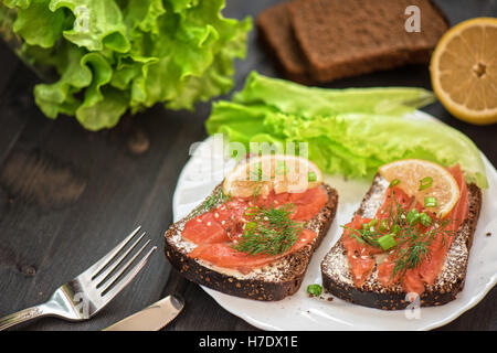 Sandwich mit Lachs zum Frühstück Stockfoto