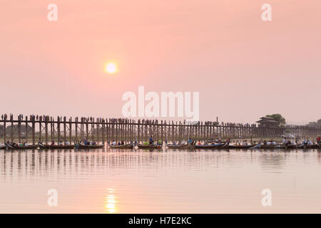 Touristen, die gerade die Sonne über U Bein Brücke, Mandalay Region, Myanmar Stockfoto