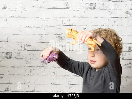 ein kleines Kind, das Spielen mit Tieren Stockfoto