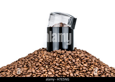 Kaffeemühle und Haufen von Kaffeebohnen - isoliert Stockfoto