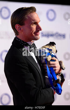 Christian Jessen besucht die Halsbänder & Mäntel Gala-Ball, fundraising für Battersea Hunde und Katzen zu Hause, Battersea Evolution in London.PRESS Verein Foto. Bild Datum: Donnerstag, 3. November 2016. Bildnachweis sollte lauten: Matt Crossick/PA Wire. Stockfoto