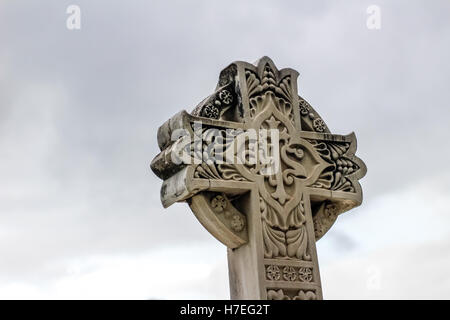 Stein-religiöse Skulpturen Cross mit Symbolen Stockfoto