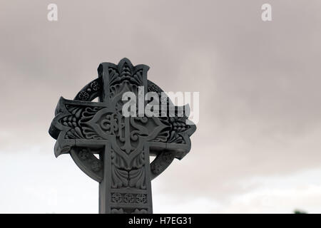 Stein-religiöse Skulpturen Cross mit Symbolen Stockfoto