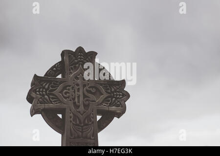 Stein-religiöse Skulpturen Cross mit Symbolen Stockfoto
