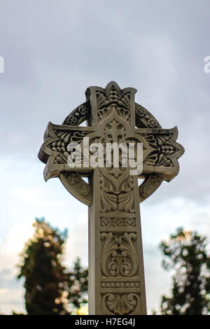 Stein-religiöse Skulpturen Cross mit Symbolen Stockfoto