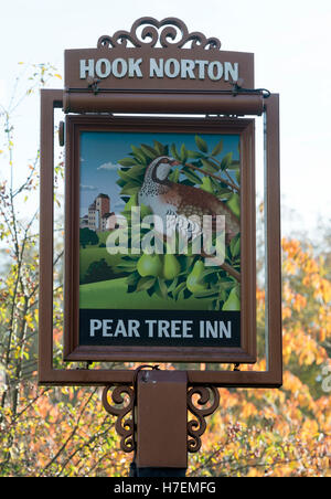 Pear Tree Inn Zeichen, Hook Norton, Oxfordshire, England, UK Stockfoto